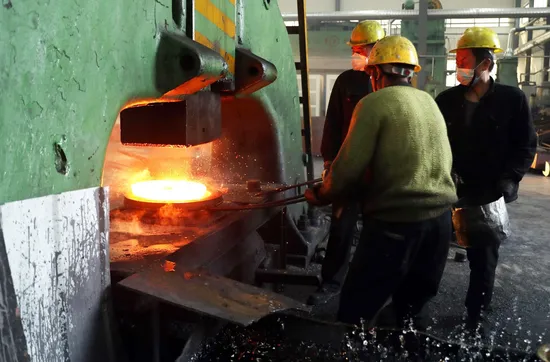 Piezas forjadas de hierro fundido en caliente/frío OEM, acero al carbono, acero al aluminio, eje/anillo/piezas forjadas de titanio para autopartes OEM
